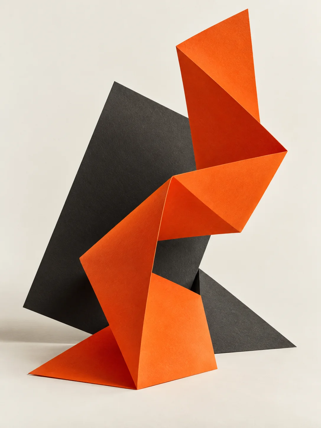 Composição abstrata de formas de papel laranja e planos grafite